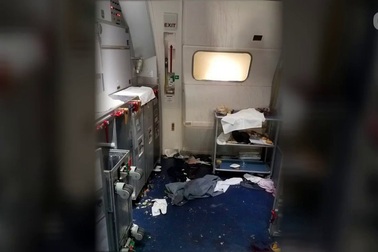 Nữ tiếp viên đập chai rượu vào đầu hành khách ngăn mở cửa máy bay