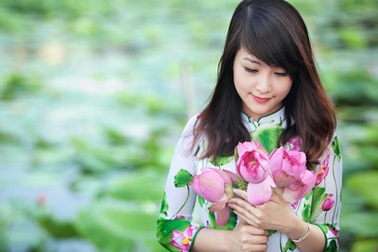 Giúp nữ sinh trang điểm hoàn hảo để chụp ảnh sen “long lanh”