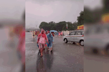 Bất chấp mưa lớn, CĐV vẫn đổ về Mỹ Đình tiếp lửa cho tuyển Việt Nam