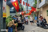 Quán cháo 34 năm tuổi ở TPHCM: Khách xếp hàng dài, đợi 30 phút mới có ăn