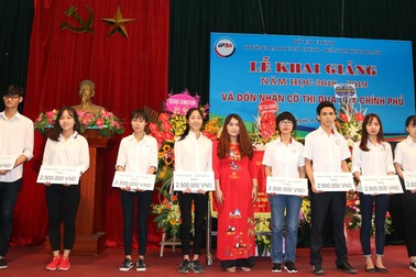 16 sinh viên Trường đại học Tài chính – Quản trị Kinh doanh nhận học bổng giải Gôn “Vì sinh viên nghèo vượt khó năm 2018”