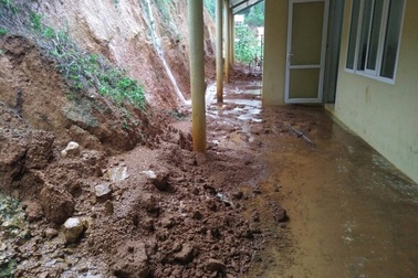 Bất an vì khu nội trú của học sinh nằm dưới quả đồi sạt lở!