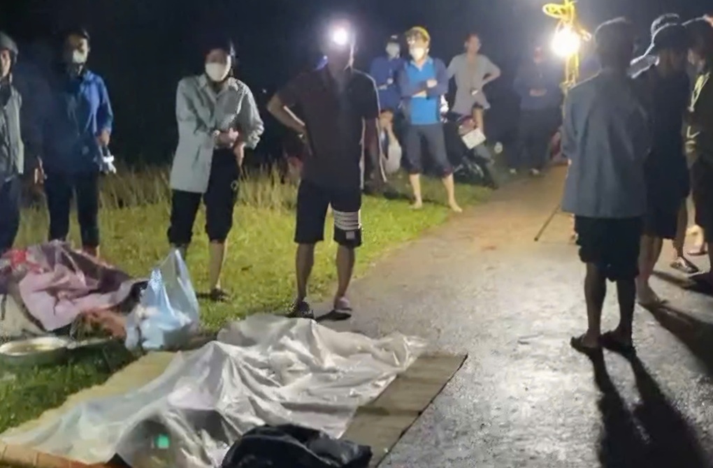 Vụ 2 nữ sinh bị lũ cuốn trôi: Tìm thấy nạn nhân cách hiện trường 40m - 1 Vụ 2 nữ sinh bị lũ cuốn trôi: Tìm thấy nạn nhân cách hiện trường 40m - 1