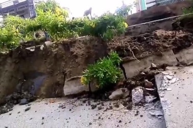 Đường vỡ toác vì khô hạn