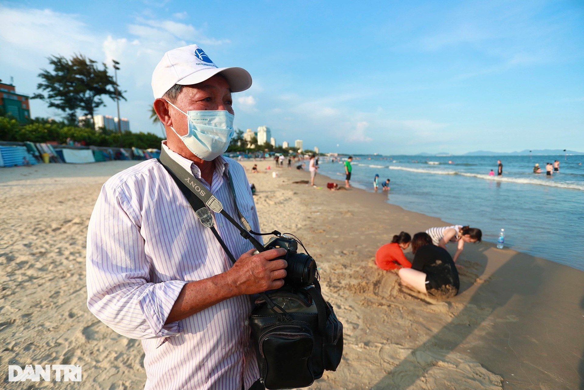 Người dân TPHCM đi 120 km tắm biển Vũng Tàu rồi ra về vì không có nhà nghỉ - 13