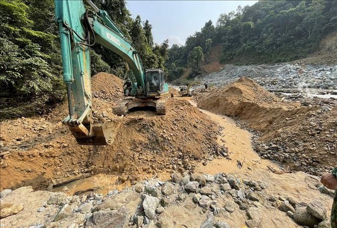 Vụ sạt lở ở Rào Trăng 3: Hoàn thành việc ngăn đập, tạo dòng chảy mới - Ảnh 1. Vụ sạt lở ở Rào Trăng 3: Hoàn thành việc ngăn đập, tạo dòng chảy mới - Ảnh 1.