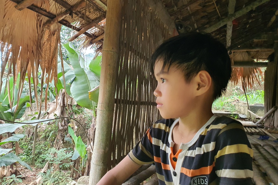 Thương cậu bé trong nhà sàn sắp sập nghỉ học chăm mẹ và người anh khác cha - 7 Thương cậu bé trong nhà sàn sắp sập nghỉ học chăm mẹ và người anh khác cha - 7