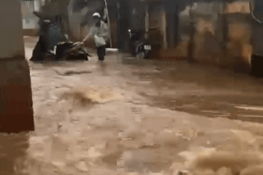 Mưa lớn, nhiều tuyến đường ở phố núi Buôn Ma Thuột thành sông