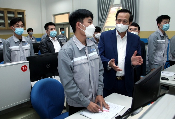 Bộ trưởng Đào Ngọc Dung trò chuyện với sinh viên Trường Cao đẳng nghề Công nghệ Việt - Hàn.