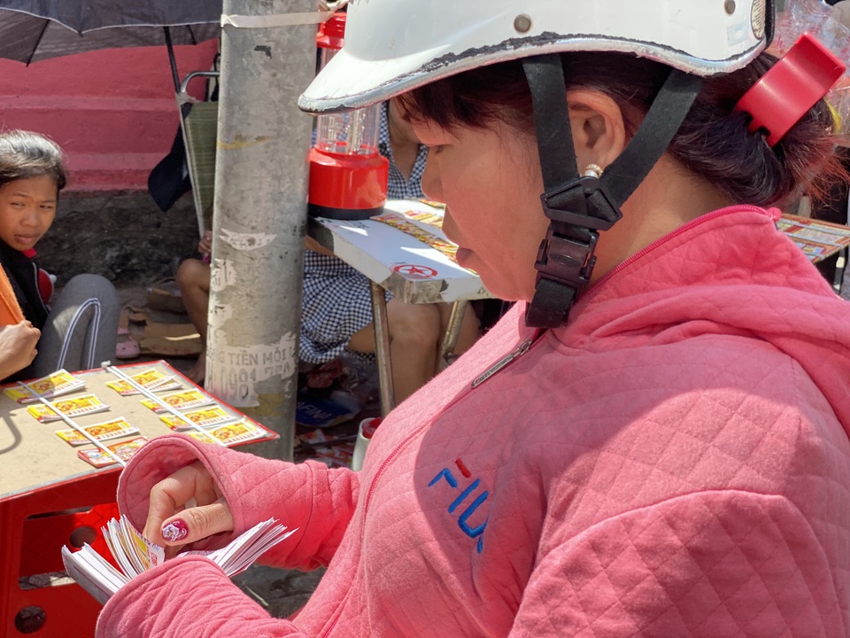 Người đi lễ bị chặt chém phí gửi xe, điểm trông giữ hốt bạc ngày Tết - 15 Người đi lễ bị chặt chém phí gửi xe, điểm trông giữ hốt bạc ngày Tết - 15
