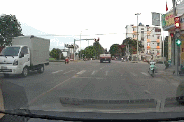 Kinh hãi tình huống xe tải vượt đèn đỏ, phóng ầm ầm qua ngã tư