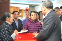 Phó Thủ tướng Nguyễn Hòa Bình chúc Tết Mẹ Việt Nam anh hùng 106 tuổi