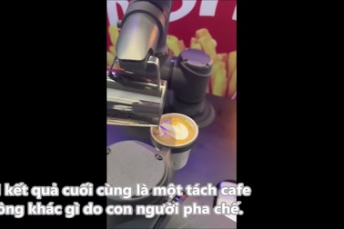 Robot trổ tài pha chế và vẽ hình trên cafe
