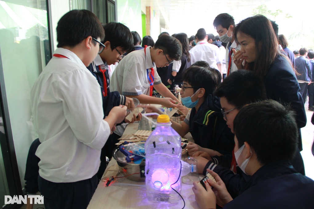 Học sinh Hà Nội trổ tài sáng chế, điều khiển thiết bị bay không người lái - 14 Học sinh Hà Nội trổ tài sáng chế, điều khiển thiết bị bay không người lái - 14