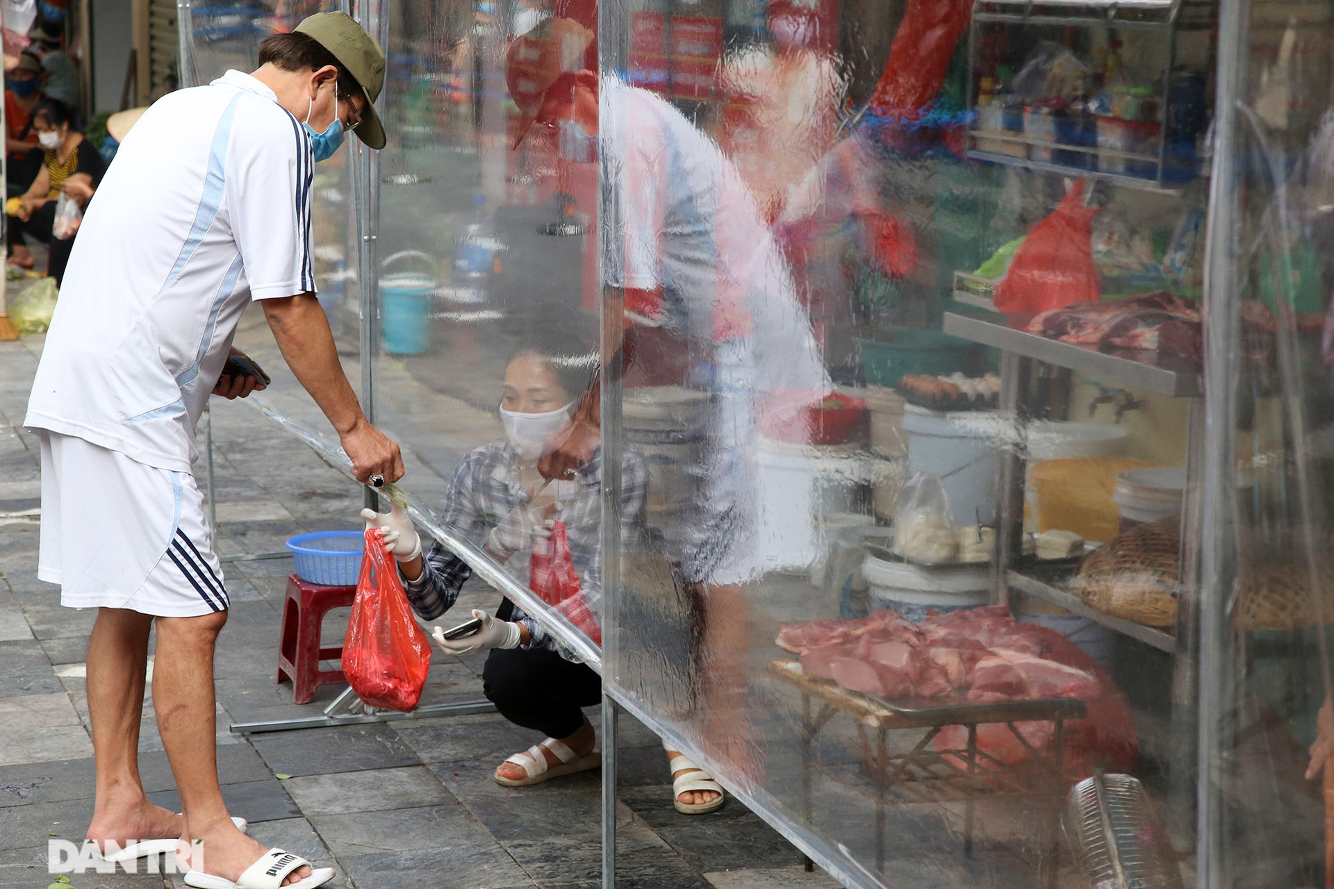 Mới lạ cảnh mua bán bằng ám hiệu ngón tay ở chợ nhà giàu phố cổ Hà Nội - 8 Mới lạ cảnh mua bán bằng ám hiệu ngón tay ở chợ nhà giàu phố cổ Hà Nội - 8