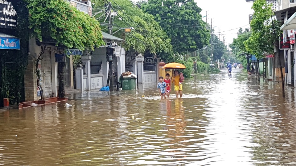 Người dân trú trên gác mái, cho lợn lên giường tránh lũ - 10 Người dân trú trên gác mái, cho lợn lên giường tránh lũ - 10