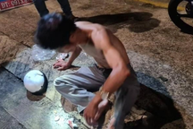 Thành viên đội SOS Dầu Giây bị hai người dùng nón bảo hiểm hành hung