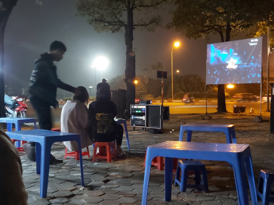 Karaoke lộ thiên trên vỉa hè tra tấn người Hà Nội - 2 Karaoke lộ thiên trên vỉa hè tra tấn người Hà Nội - 2