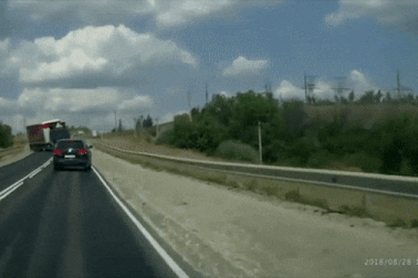 Clip: Xe tải mất lái lao thẳng vào đầu xe con và cú bẻ lái thần sầu