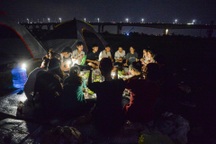 Hà Nội: Người dân đổ ra trung tâm thương mại, bãi sông Hồng tránh nóng