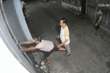 Người đàn ông phá cửa nhà hàng xóm vì bị nhắc nhở hát karaoke ồn ào ở TPHCM