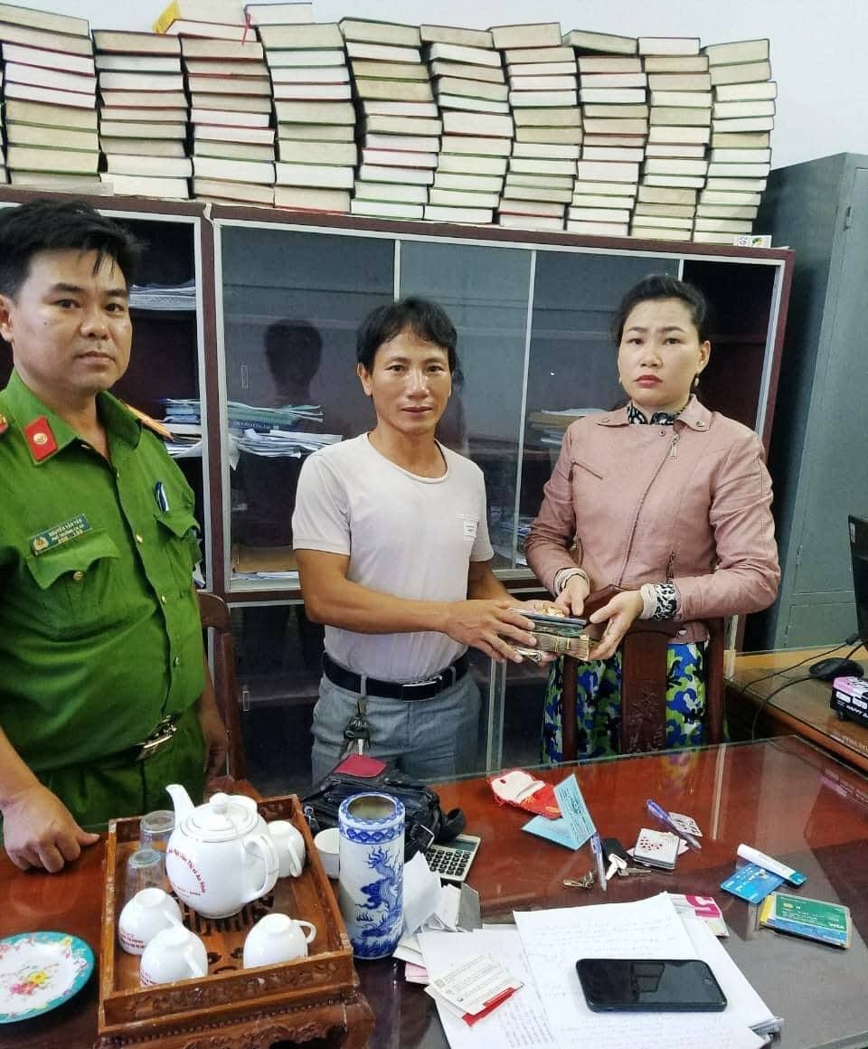 Người thu mua phế liệu trả lại gần 90 triệu đồng nhặt được - 1 Người thu mua phế liệu trả lại gần 90 triệu đồng nhặt được - 1
