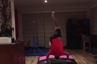 Thú vị hình ảnh cha cố gắng làm theo những động tác thể dục của con gái