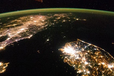 Hai miền Triều Tiên tương phản nhìn từ vũ trụ 