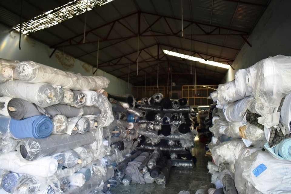 Công nhân đưa 9 xe tải vào công ty trộm 75 tấn vải trị giá gần 1 tỷ đồng - 2 Công nhân đưa 9 xe tải vào công ty trộm 75 tấn vải trị giá gần 1 tỷ đồng - 2