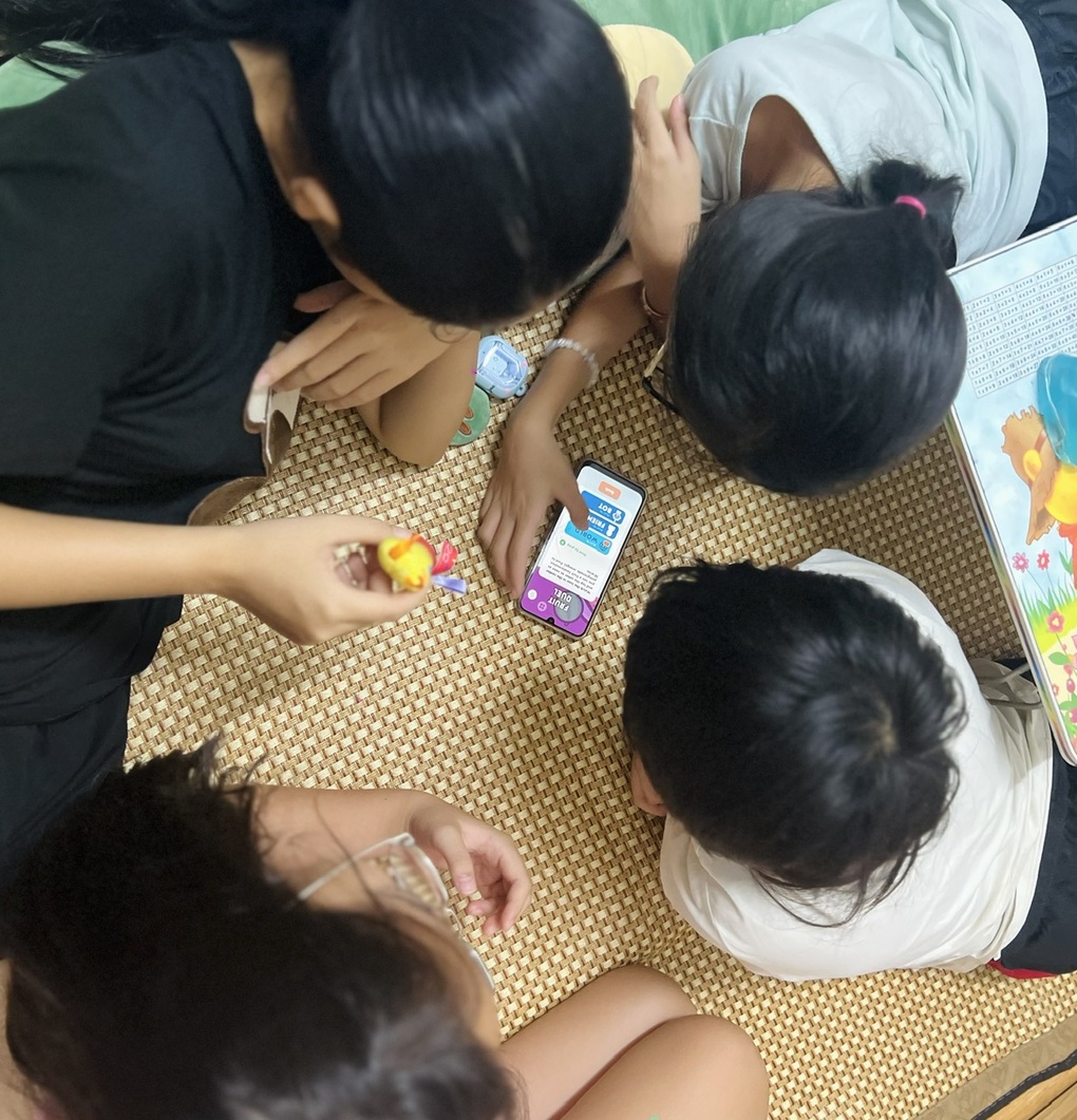 Mừng thọ ông 80 tuổi, cả 13 đứa cháu cắm mặt vào điện thoại - 2 Mừng thọ ông 80 tuổi, cả 13 đứa cháu cắm mặt vào điện thoại - 2