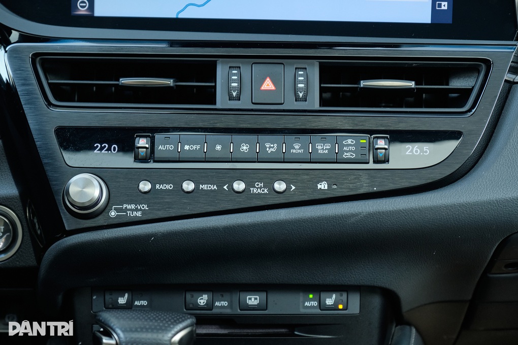 Trải nghiệm Lexus ES 250 F Sport: Lái hay hơn nhưng vẫn thiếu chút để đã - 16 Trải nghiệm Lexus ES 250 F Sport: Lái hay hơn nhưng vẫn thiếu chút để đã - 16