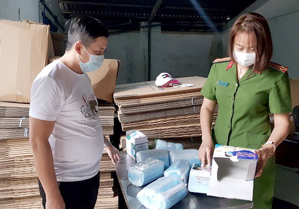 Phát hiện gần 900 ngàn khẩu trang y tế không rõ nguồn gốc - 2 Phát hiện gần 900 ngàn khẩu trang y tế không rõ nguồn gốc - 2
