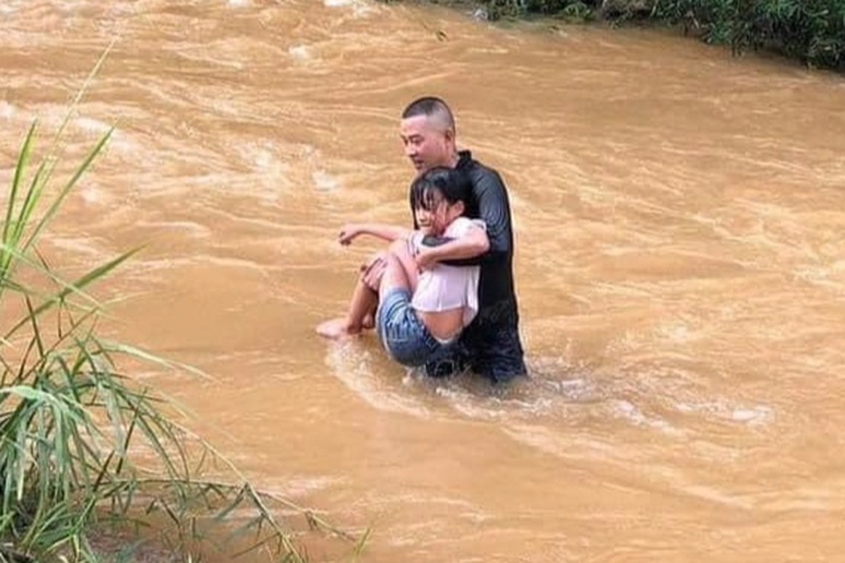 Hai thanh niên lao xuống dòng nước chảy xiết cứu bé gái ở Yên Bái