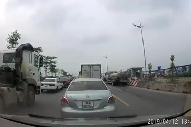 Không nhường đường, xe bán tải bị xe bồn chở xăng kéo lê