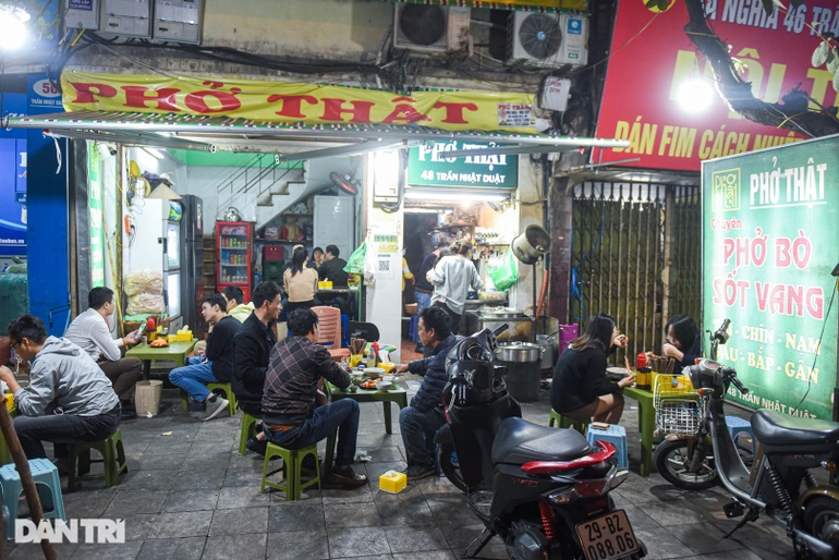 What is the address of Phở Thật, a restaurant known for its phở with red wine sauce, located on Trần Nhật Duật in Hanoi?