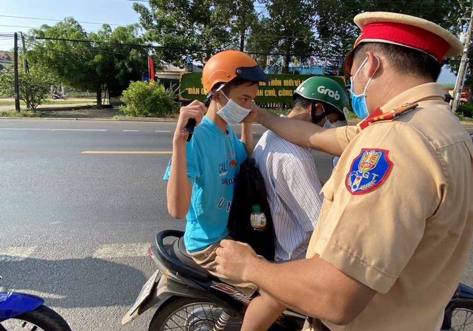 Giật mình vì CSGT đứng đầy đường, người dân bất ngờ khi được phát nước - 4 Giật mình vì CSGT đứng đầy đường, người dân bất ngờ khi được phát nước - 4