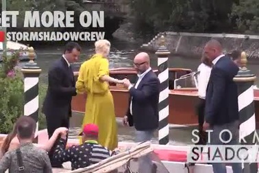 Dakota Johnson và Tilda Swinton sành điệu tại Venice