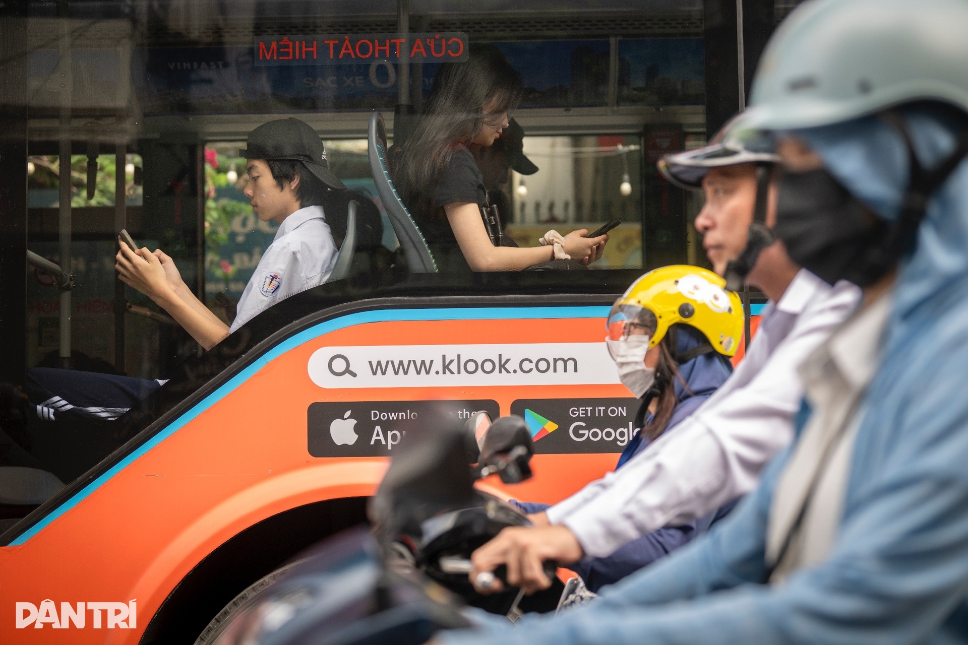 Hà Nội oi nóng ngột ngạt từ sớm, người dân mặc kín mít ra đường - 14