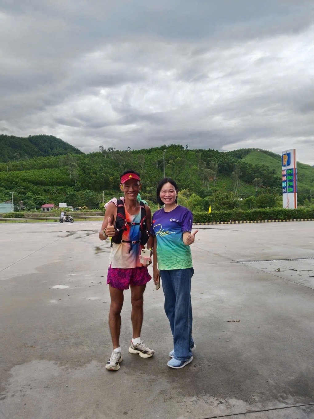 Sụt hơn 4kg, người đàn ông chạy bộ xuyên Việt vẫn bền bỉ tiến về Hà Nội - 2