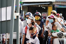 Nhiều trường ở TPHCM lùi giờ vào học