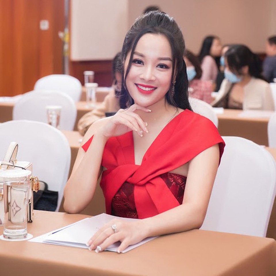 Vàng Anh Minh Hương đẹp rạng rỡ ở tuổi 39 - 4 Vàng Anh Minh Hương đẹp rạng rỡ ở tuổi 39 - 4