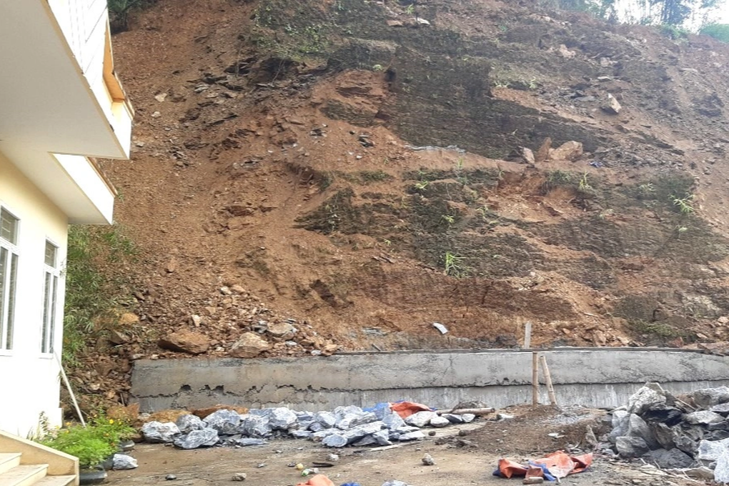 Sạt lở đồi, giáo viên huy động phụ huynh di chuyển học sinh đi nơi khác - 1 Sạt lở đồi, giáo viên huy động phụ huynh di chuyển học sinh đi nơi khác - 1