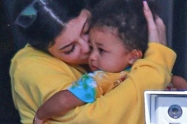 Kylie Jenner giản dị bế con ra phố