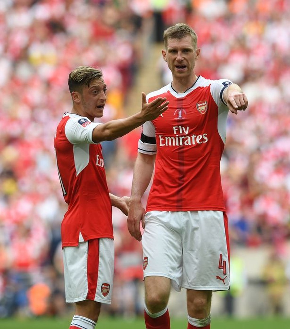 Per Mertesacker tiết lộ bất ngờ việc Mesut Ozil bị Arsenal ghẻ lạnh - 1 Per Mertesacker tiết lộ bất ngờ việc Mesut Ozil bị Arsenal ghẻ lạnh - 1