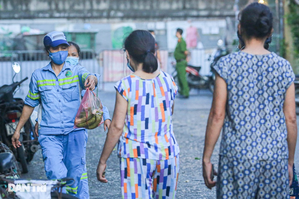 Sạp rau miễn phí của hai nữ công nhân môi trường Hà Nội - 7 Sạp rau miễn phí của hai nữ công nhân môi trường Hà Nội - 7