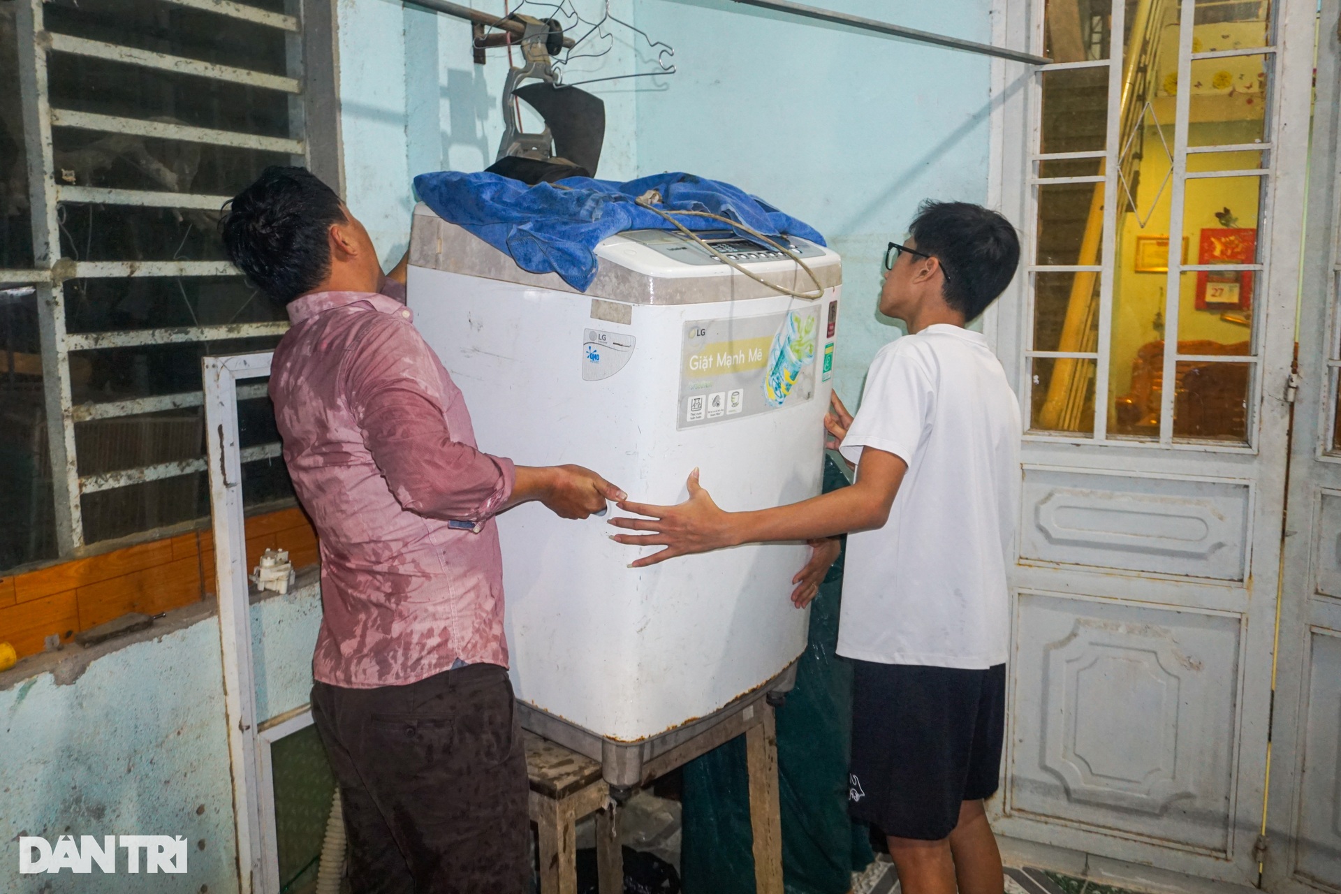 Nước dâng cao trong đêm, người dân Đà Nẵng gom đồ chạy lụt - 5 Nước dâng cao trong đêm, người dân Đà Nẵng gom đồ chạy lụt - 5