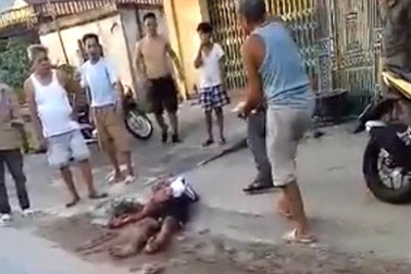 Camera ghi lại cảnh côn đồ mang dao phóng lợn vào tận nhà dân truy sát dã man