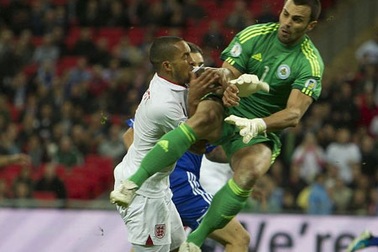 Theo Walcott bị dập phổi sau pha va chạm kinh hoàng