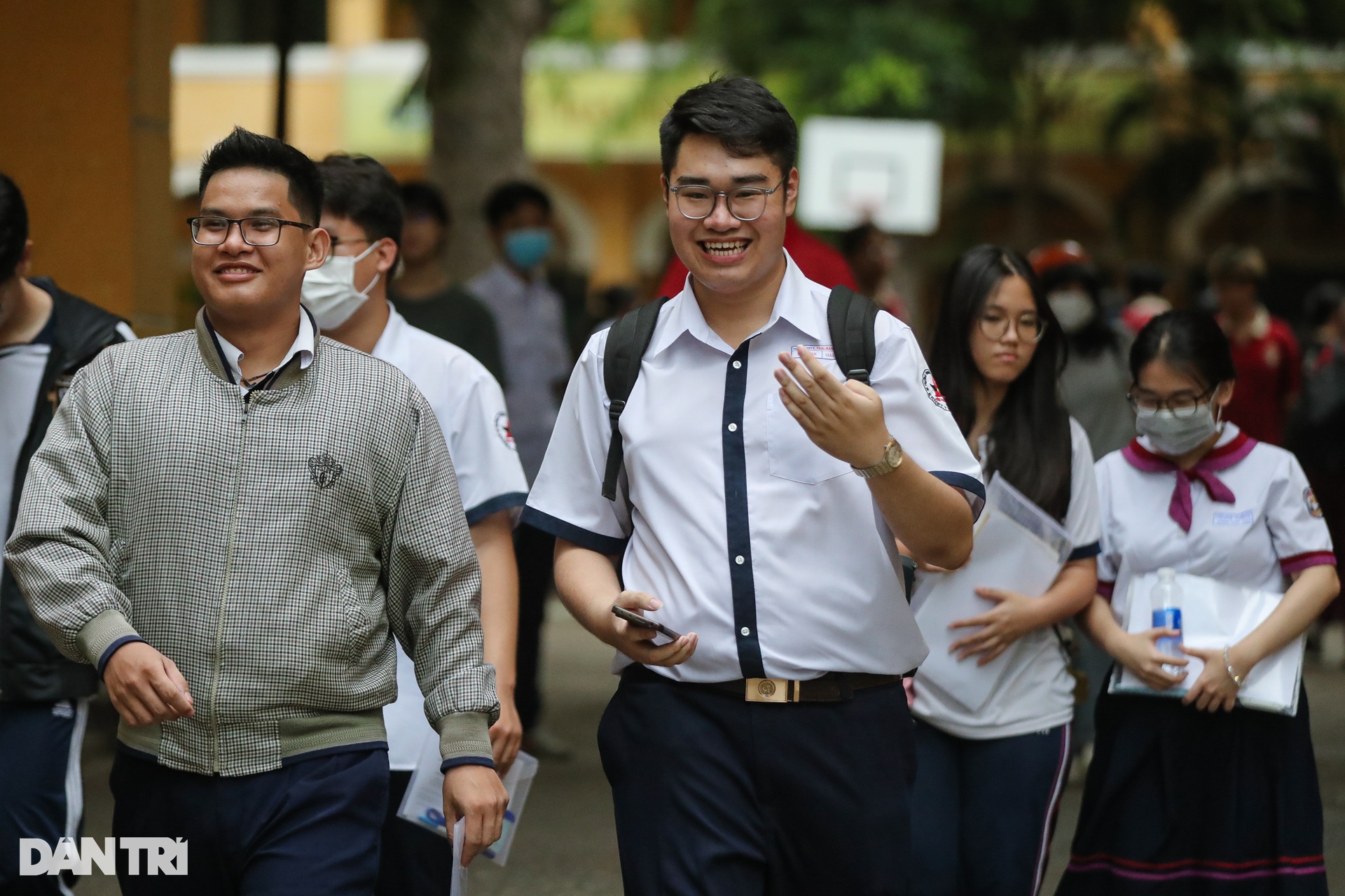 Thí sinh TPHCM rạng rỡ trong ngày làm thủ tục sự thi THPT - 1 Thí sinh TPHCM rạng rỡ trong ngày làm thủ tục sự thi THPT - 1