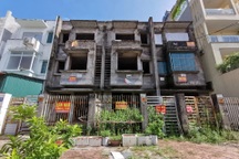 Những căn liền kề, biệt thự bỏ hoang, rêu mốc được rao bán gấp ở Hà Nội